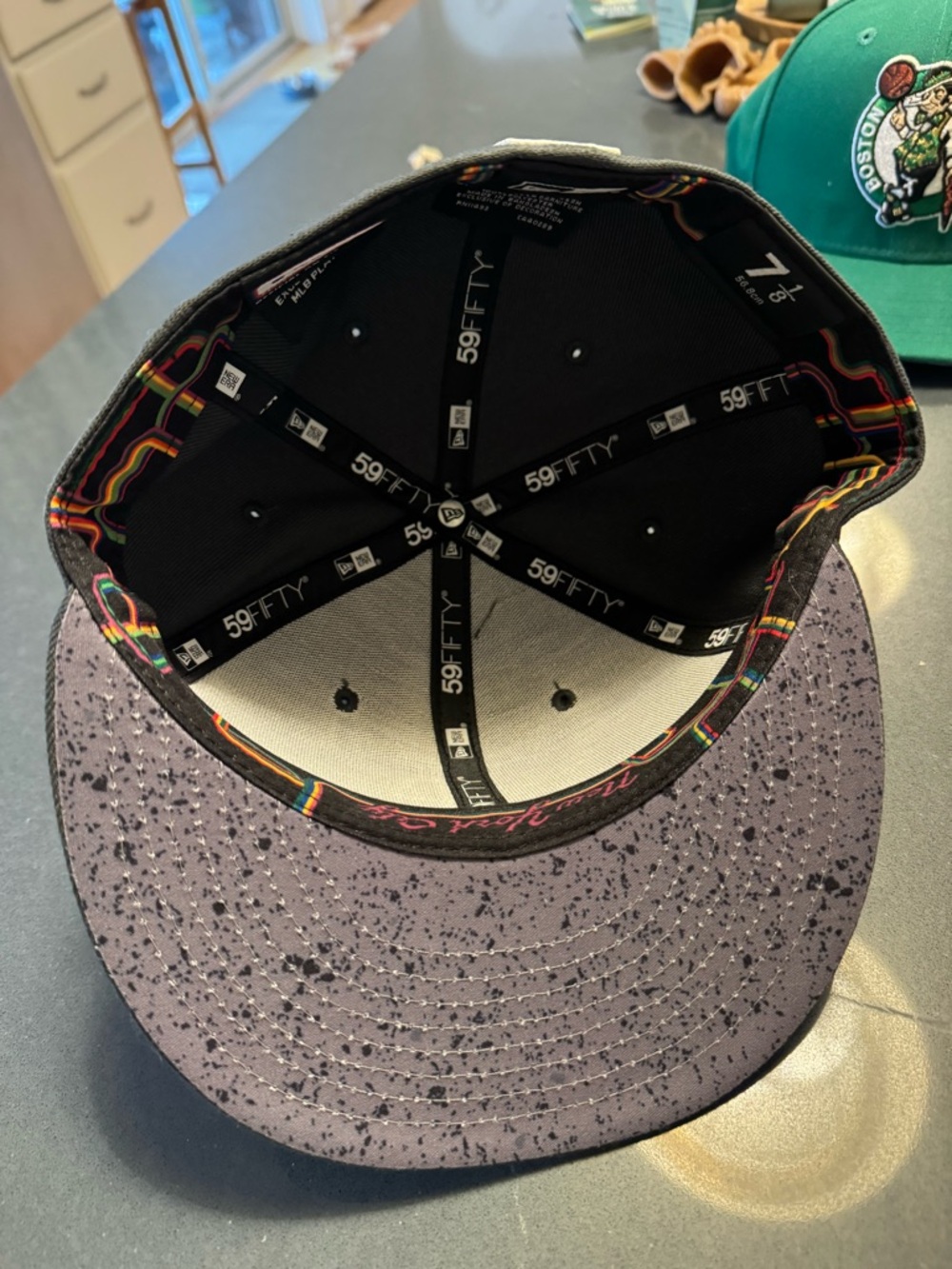 New Era Black Fitted 59FIFTY Cap with Multicolor Interior Trim - Picture 2 of 3